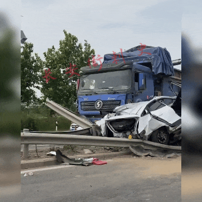 小汽车“稀碎”、工程车把隔离带“犁”了！滨海大道发生大车祸…